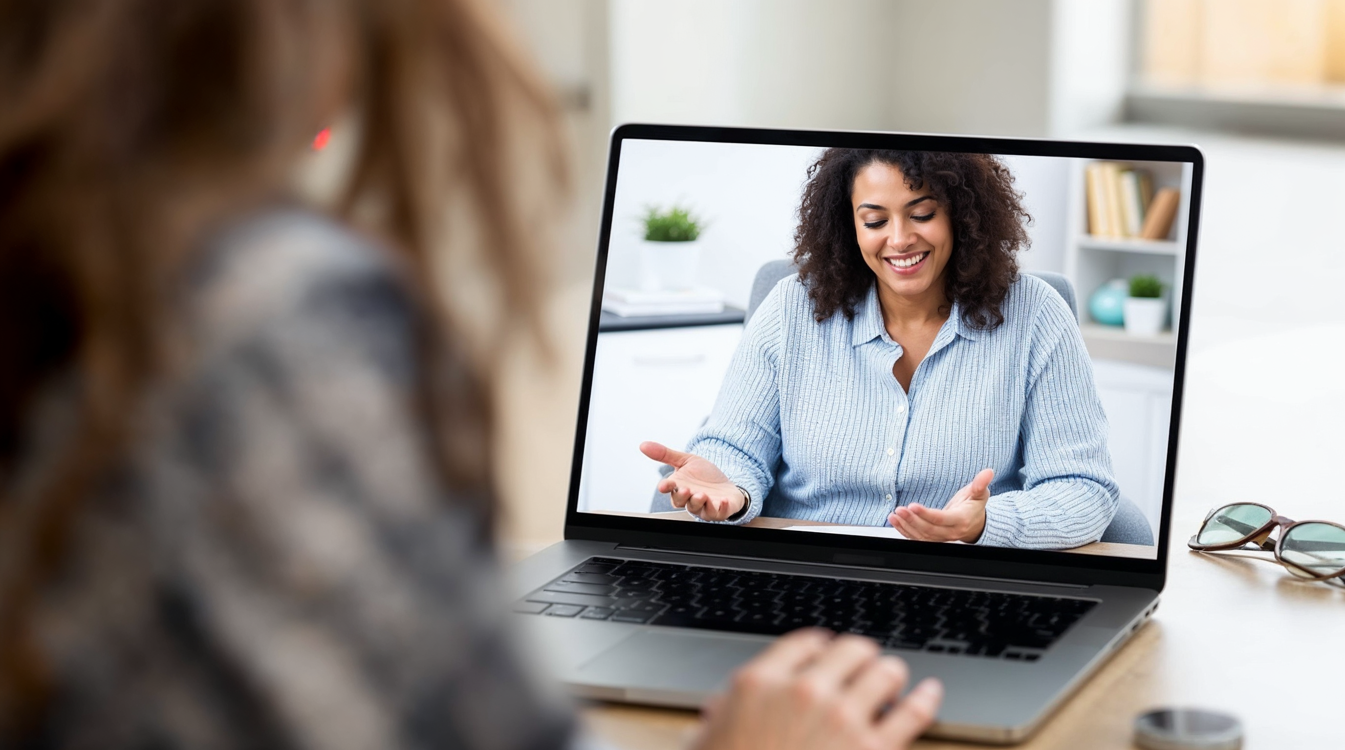 Online psikolojik danışmanlık - laptop üzerinden video terapi seansı